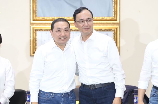 國民黨12日召開中常會進行第一階段立委提名事宜，共通過16選區立委提名。新北市長侯友宜出席一同高喊當選。（ 杜宜諳攝）