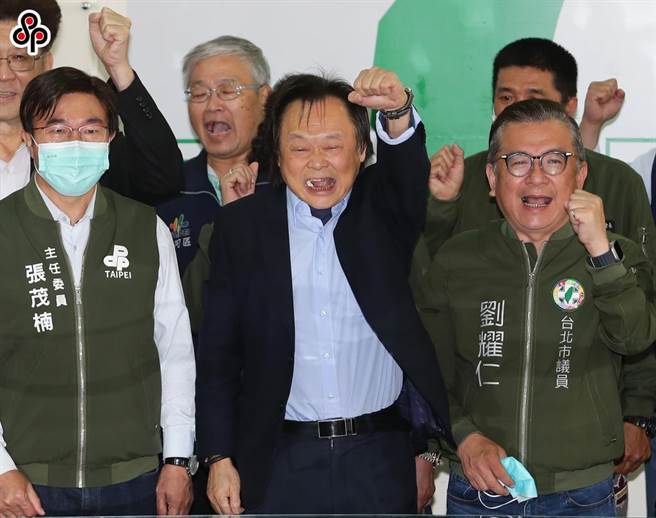 对于民进党台北市议员陈怡君陪同拜票却遭传是「小三」，同党议员王世坚（中）怒斥，陈怡君是优秀的青年议员且未婚，与陈家族是两代家，「是可忍，孰不可忍。」（本报资料照）