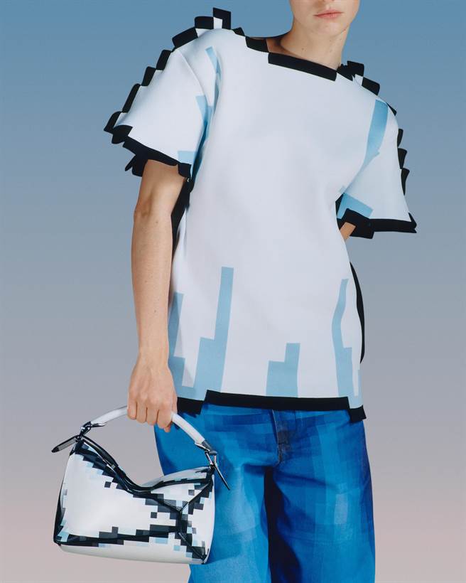 Loewe的像素风格春夏单品让人印象深刻，也让许多人忆起上个世代的荣光时刻。（Loewe提供）