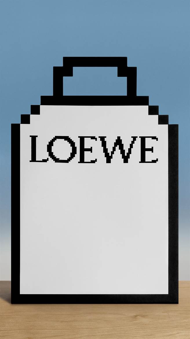 连限定包装也大玩像素风，可说从商品到包装都充满世代回忆。（Loewe提供）