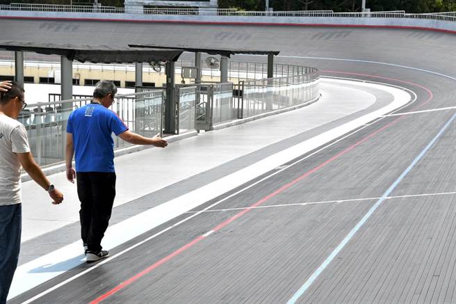 迎接全中运赛事，运动局长李昱叡至现场关心场地准备状况。(台中市政府提供)