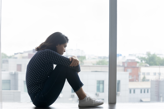 一位女子被妈妈嫌弃身上有像是流浪汉或老人多天不洗澡的味道，其他亲朋好友却觉得没感觉。（示意图／Shutterstock）