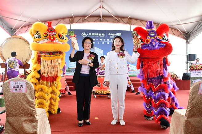 台塑新智能公司董事长王瑞瑜（右）邀请彰化县长王惠美（左）参与动土典礼。（彰化县政府提供）