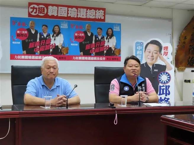 台北县前中和市长邱垂益（左）2007年涉嫌与其子、现任市议员邱烽尧（右）违法标售市有地，邱烽尧今庭讯后表示，他当时根本不是公务员，且检方起诉时机点敏感，质疑是政治清算。（报系资料照／叶德正摄）