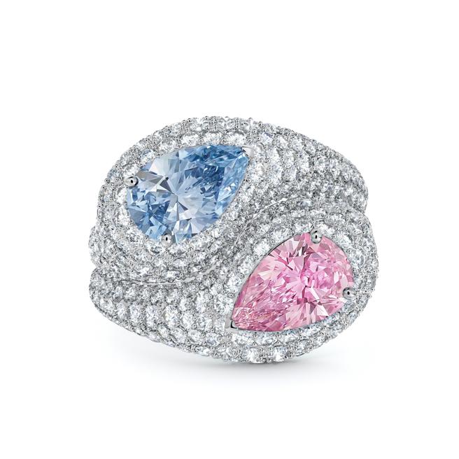 Toi Et Moi梨形切割蓝钻与粉红钻戒指，1亿8495万元。（De Beers提供）