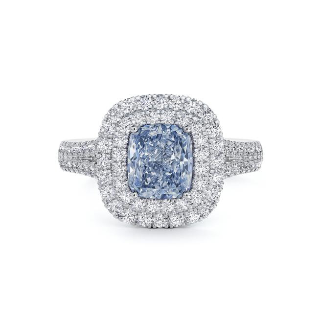 Aura Double Halo枕形切割蓝钻戒指，2.11克拉蓝钻，7755万元。（De Beers提供）