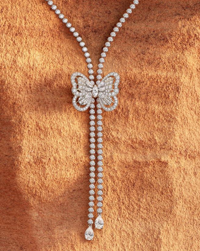 De Beers Portraits of Nature系列butterfly珠宝胸针搭配包镶钻石项炼。（De Beers提供）