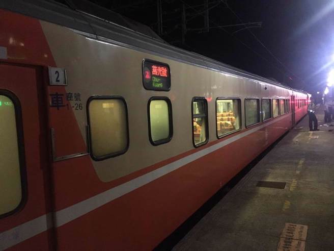 彰化县陈姓男子有智能障碍，于2019年间搭乘台铁莒光号当列车进入花坛站时，因陈男靠近第四车厢车门旁却开启，陈不幸掉落月台当场死亡，更一审民事判台铁须赔偿陈男父母分别各138万元、149万元的赔偿。（中时资料库）