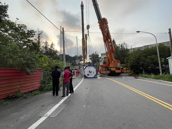 長春化工槽車翻覆，現場直到傍晚6時許已將槽體運走，現場道路恢復通行。（新竹縣消防局提供／邱立雅竹縣傳真）