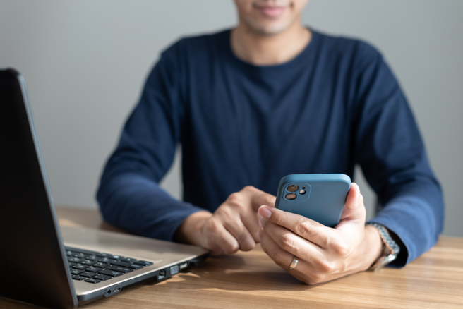 一位男子分享同事提离职后的摆烂心态，引发热议。（示意图／shutterstock）