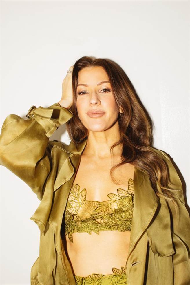 艾丽高登与儿子亚瑟相处的时光，是缓解她长期心理问题的良药。（环球音乐提供）