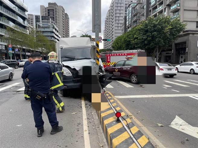 吴男疑是行驶途中身体不适昏迷，导致车辆撞上道路分隔岛。（警方提供）