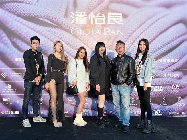 人气主播鸭子（左起）、宝儿、君君、潘怡良、Up直播执行长叶冠义、媛熙现身服装秀。（Up直播提供）