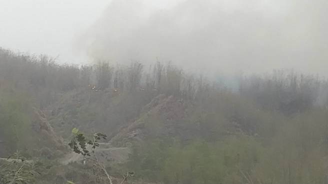 疑陆军八军团狙击枪打靶酿灾，旗山竹林大火延烧4小时仍未扑灭，原因尚待调查。(林雅惠翻摄/高雄市消防局提供)