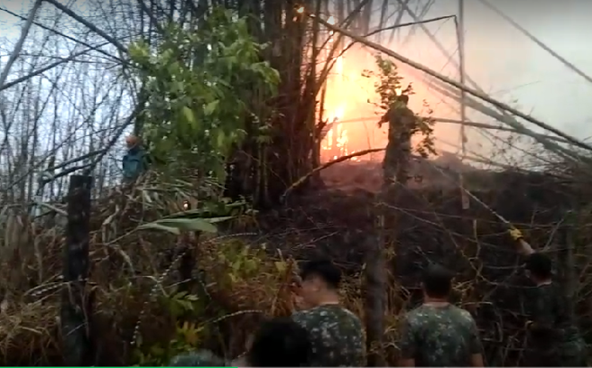 旗山竹林大火延烧4小时仍未扑灭。(林雅惠翻摄/高雄市消防局提供)