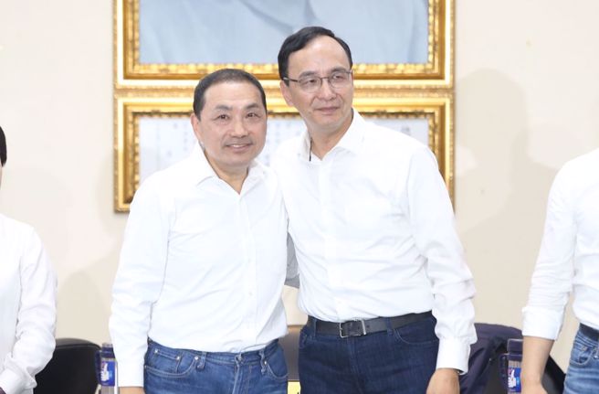 国民党主席朱立伦(右)与新北市长侯友宜(左)12日在中常会紧密合体，粉碎破坏团结的种种传言。（中时资料照，杜宜谙摄）