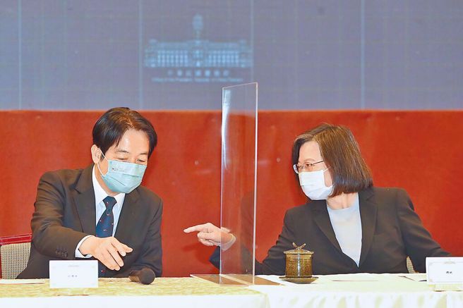 蔡英文(右)去年底偕同赖清德(左)开记者会，被问及赖是不是适合的接班人选，蔡笑说「他是啊！」（资料照／杜宜谙摄）