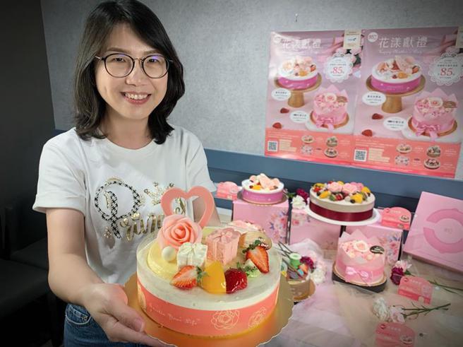 抢攻母亲节蛋糕商机，85℃推出6款母亲节主题蛋糕抢市！（图／曾丽芳）                      