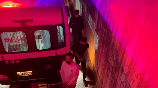 台版柬埔寨詐團幹部林晏齊(中，黑衣男子)涉犯私刑拘禁致死等罪，士林地院向法院聲請羈押禁見。（李文正攝）