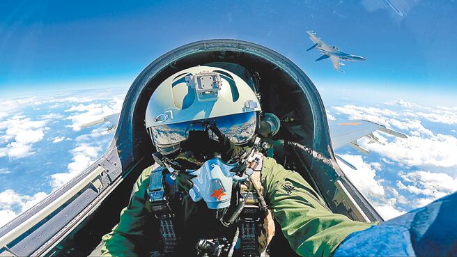 前大使介文汲16日表示，「大陆对台第一波攻击会在晚上发生，不在白天」。图为解放军战机飞行员。（新华社）