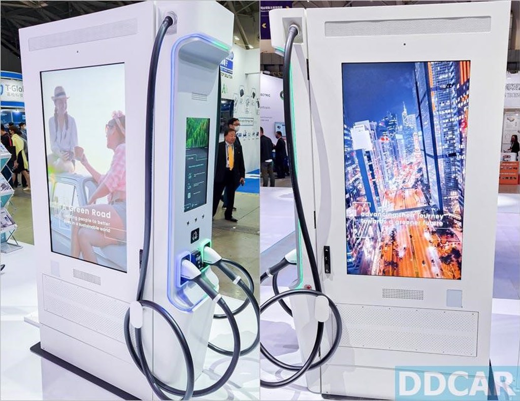 DA480 廣告充電樁內建雙面 50 吋 4K 螢幕，可有效提供大量人流場域的充電、廣告應用需求。(圖/DDCAR)