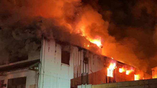 台東市正氣路1處出租套房13日凌晨0點22分不明原因發生大火。(讀者提供／蔡旻妤台東傳真)