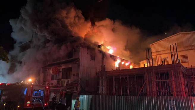 台東市正氣路1處出租套房13日凌晨0點22分不明原因發生大火。(讀者提供／蔡旻妤台東傳真)