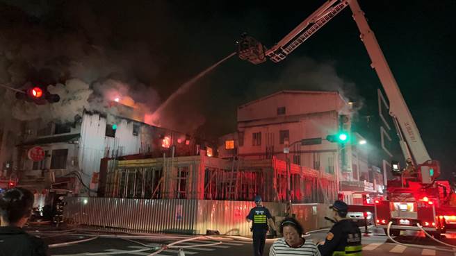 台東市正氣路1處出租套房13日凌晨0點22分不明原因發生大火。(讀者提供／蔡旻妤台東傳真)