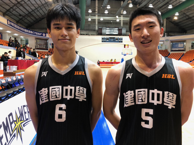 寻求HBL男乙2连霸的建中高三「双箭头」王中汉（右）、陈浩（左）同场齐飙分。（高中体总提供）