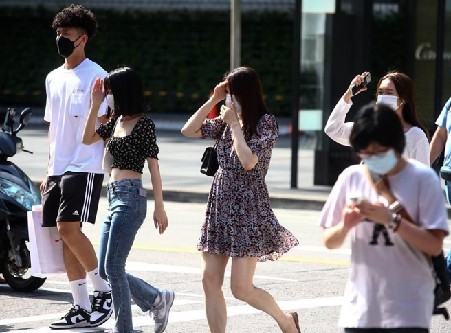 各地多云到晴、东半部地区有零星短暂阵雨的天气将持续到周五。（示意图／资料照，邓博仁摄）