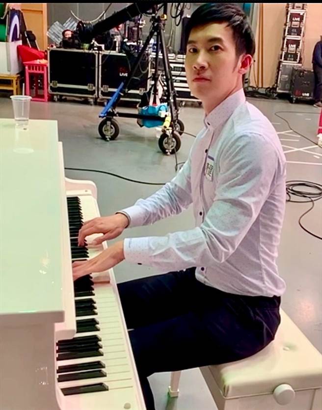 萧捷健从小学音乐，弹得一手好钢琴。（艾迪升传播提供）