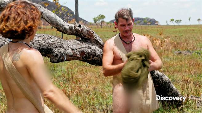 预备军人伊特玛，向搭挡说明蚊帐的功能。（Discovery提供）