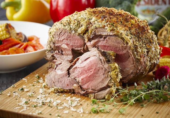 丽宝福容大饭店田园咖啡厅推出全新义式飨宴，饕客必吃「主厨严选炉烤香料肋眼牛排」。(丽宝乐园提供)