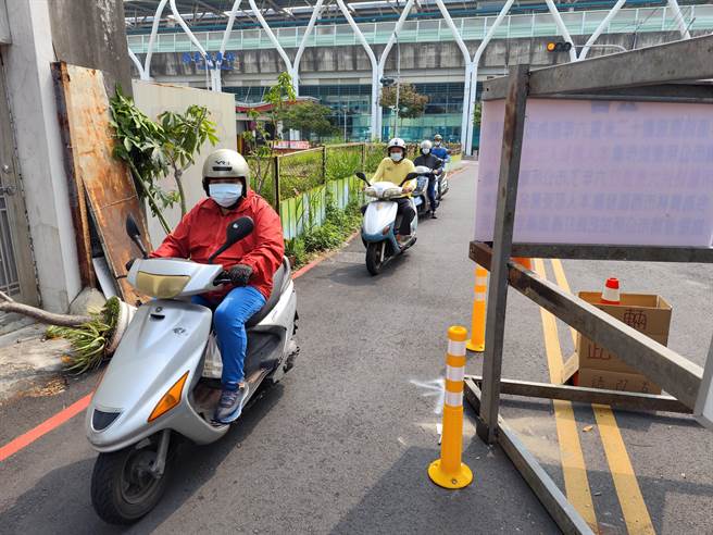 据了解，将土地围起的是地主的弟弟，且其仅持有土地约4坪，其余80余坪都是另名地主。（吴建辉摄）