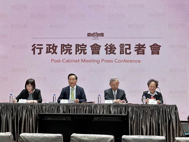 行政院会13日通过「个人资料保护法」相关修正草案。（黄婉婷摄）