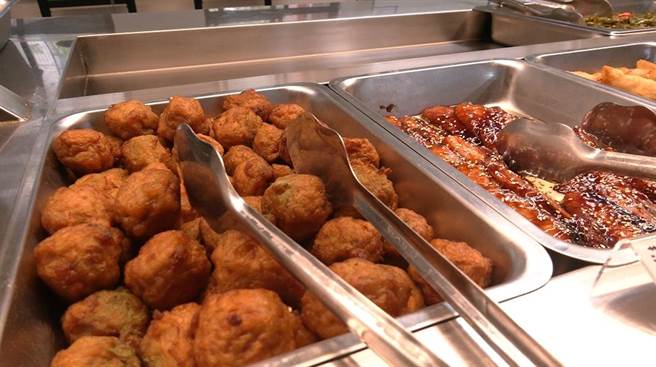 民眾上网爆料国立台东大学校内自助餐价格不斐。（读者提供／蔡旻妤台东传真）