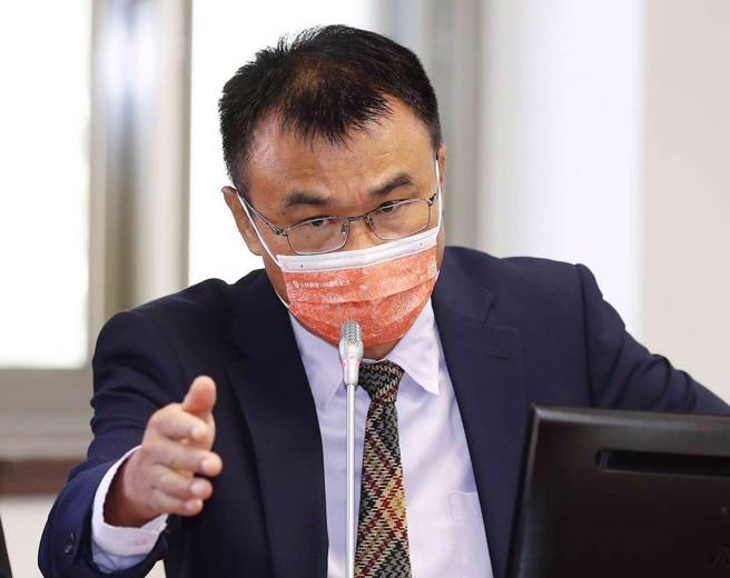 農委會日前預告「動物保護法」修正草案，其中禁止以賭博、娛樂、遊戲、營業、宣傳為目的進行動物交換或贈與，例如夜市撈金魚、烏龜等。沒想到農委會卻又改口表示，本次主要針對對象為兔子、天竺鼠等哺乳類動物為主，魚蝦、烏龜等不在此限。圖為農委會主委陳吉仲。（中時資料照）