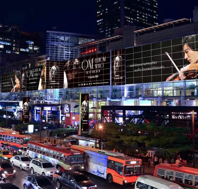 王力宏演唱会大型看板登上曼谷最热闹的市区，气势十足。（宽鱼国际提供）