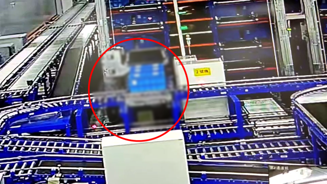 仓储工排除输送带障碍时，未注意升降机降下颈胸惨重压，惨死零下20度冷冻库。(中时资料库)