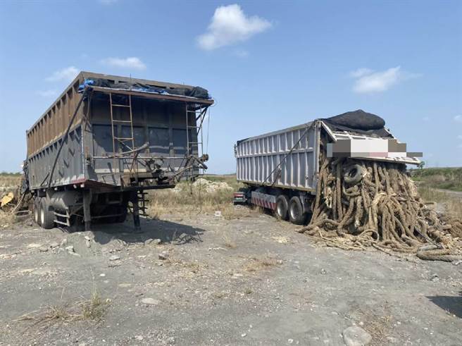 不肖司机偷倒大量废弃物，满满2车超大型绳索就像「大肥肠」一样，还夹杂一些垃圾。(警方提供／吴建辉彰化传真)