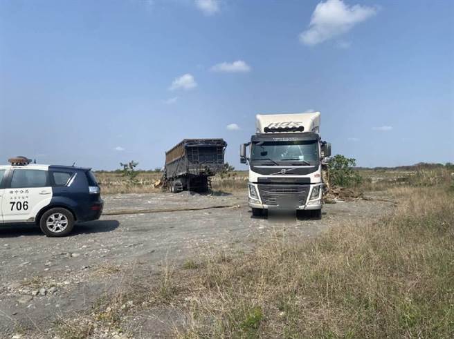 田中警分局表示，本月10日接获民眾通报，二水乡浊水溪畔疑似有砂石曳引车在偷倒废弃物，随即派员前往查察。(警方提供／吴建辉彰化传真)