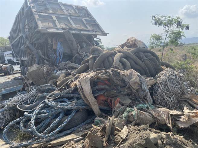 邵姓、高姓驾驶平时靠车行运输维生，这「摊」工作算是私接活，车上废弃物从哪里载来的交代不清。(警方提供／吴建辉彰化传真)