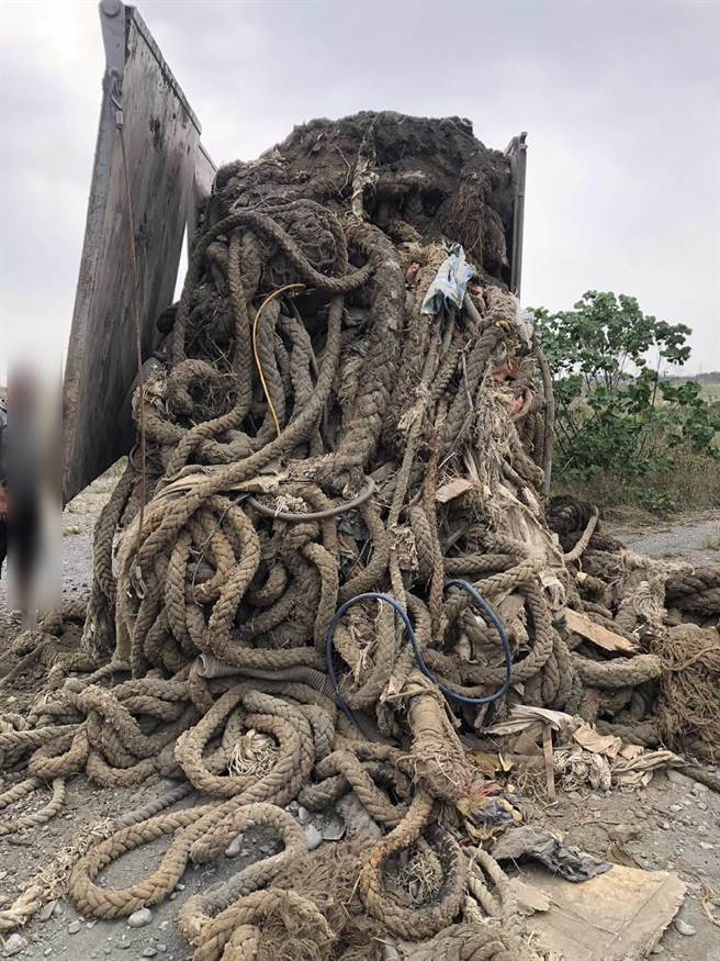 车上超大型绳索就像「大肥肠」一样。(警方提供／吴建辉彰化传真)