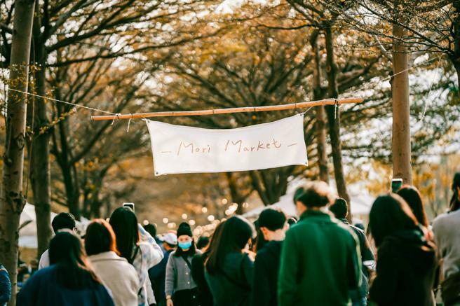 「用一杯咖啡旅游吧」藉由体验呈现的风格美学旅行到异国，透过户外互动式光雕，体验光影、咖啡、花及艺术带来的感动。(高雄市观光局提供)
