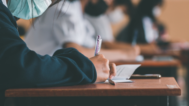 今年學測一名考生以「玉蘭花」為題材，描寫爸爸外遇，引起網友討論。（圖／shutterstock）
