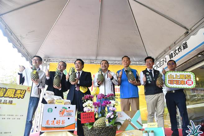 台南市政府、山上区农会今在新北市板桥区农会超市前广场举办「2023凤梨暨农特产品展售促销记者会」，新北市长侯友宜和台南市长黄伟哲合体促销凤梨产品。（新北市新闻局提供）