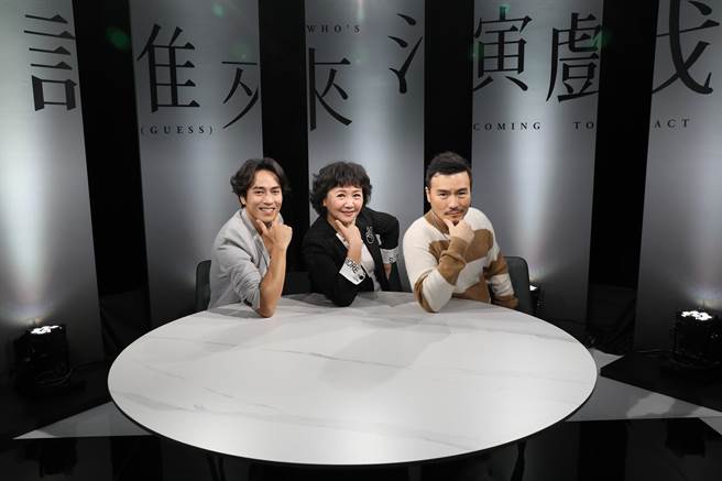 实力派演员庄凯勛（左）及李铭忠分享镜头外的故事，中为主持人王琄。（镜电视提供）