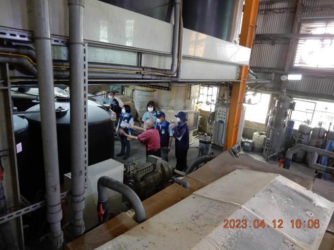 台南仁德区一电镀公司未经处理涉排放有害废水及废液到三爷宫溪，台南检调昨天前往工厂搜索。(读者提供／曹婷婷台南传真)