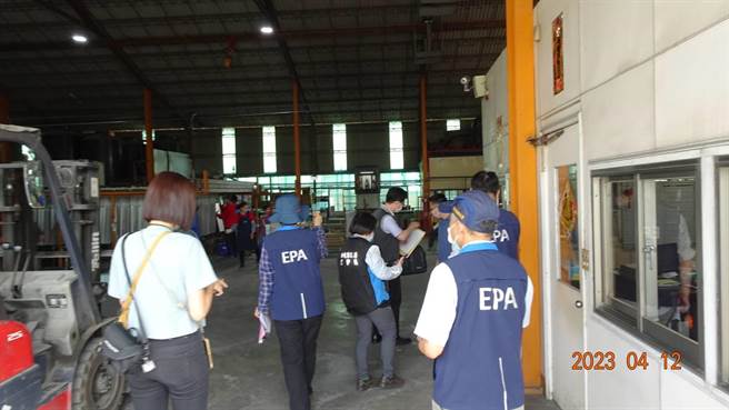 台南仁德区一电镀公司未经处理涉排放有害废水及废液到三爷宫溪，台南检调昨天前往工厂搜索。(读者提供／曹婷婷台南传真)