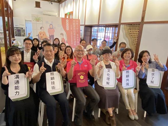 中正大学东协与南亚研究中心与美家人力资源透过产学合作，首创针对指导外籍看护工「照顾实务指导员培训班」。（冯惠宜摄）